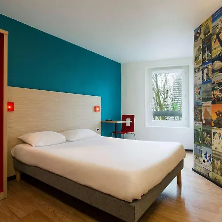 F1 Hotel