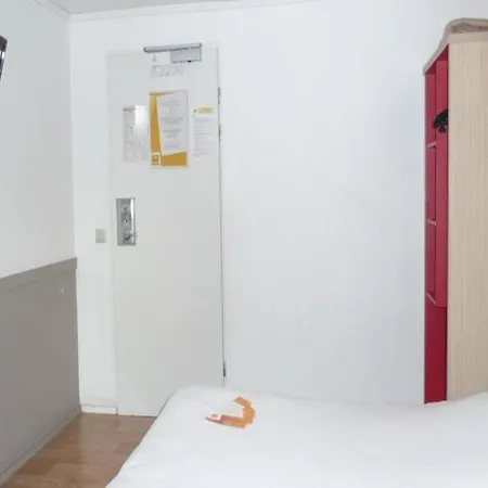 F1 Hotel *