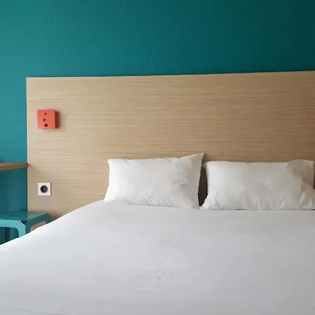 F1 Hotel *