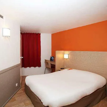 F1 Hotel