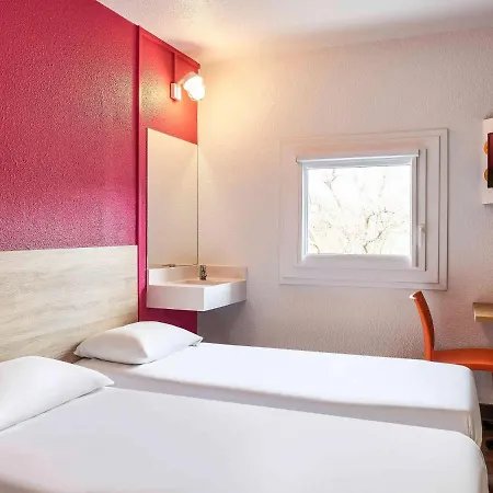 F1 Hotel *