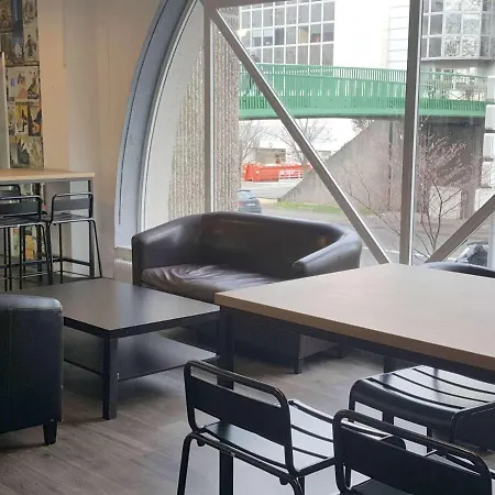 塞尔吉蓬多瓦兹f1酒店 *
